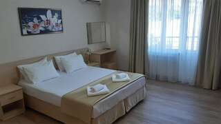 Гостиница Орхидея Геленджик 3-х местный-1